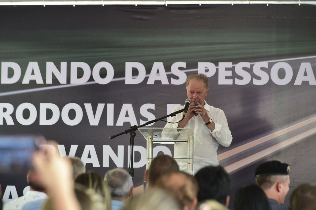 Gerson Camata chora em público, no palanque de evento do governo Paulo Hartung, um dos últimos de que participou. Crédito: Secom