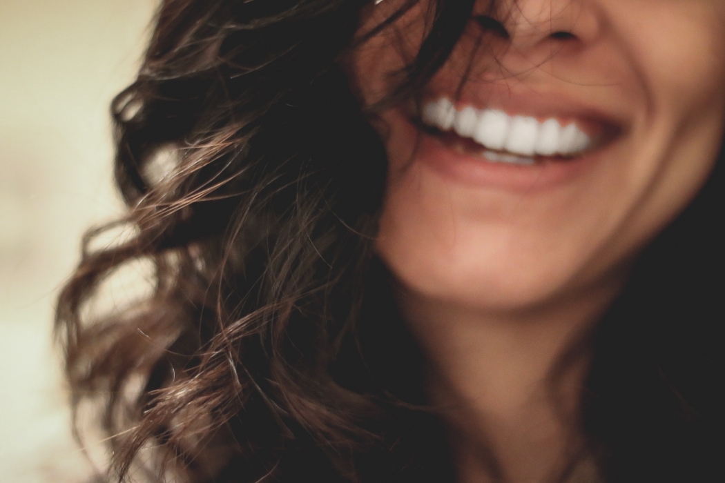 mulher_sorrindo_riso_85903-6356879.jpg