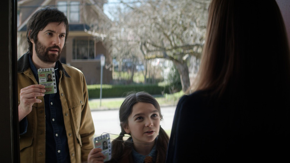 Jim Sturgess e Brooklynn Prince em "Home Before Dark", disponível na Apple TV . Crédito: Apple/Divulgação